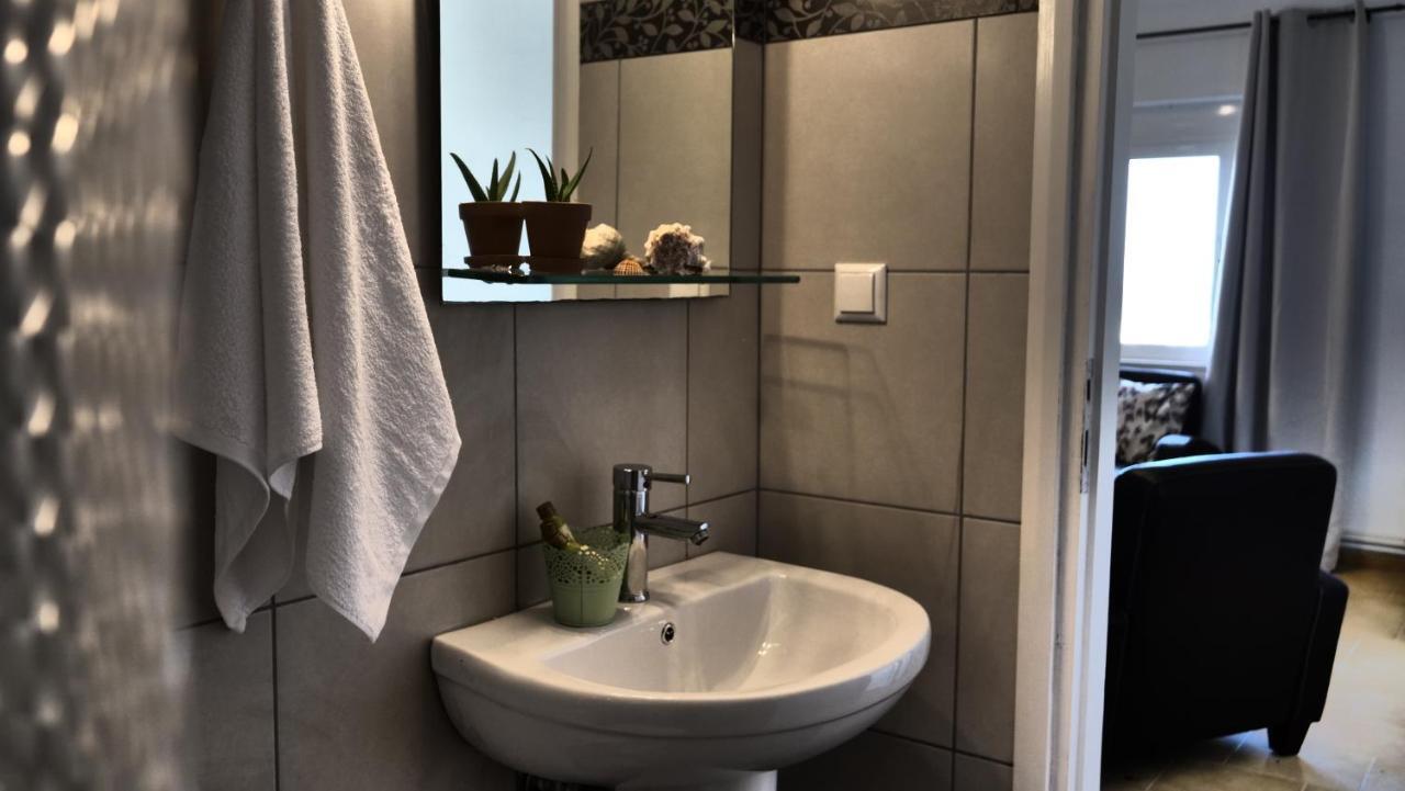 Thea Apartment Agia Marina Eksteriør billede